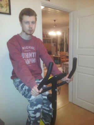 Itsepuolustustreenin ohella kuntopyöräily ja pyöräily piristää kummasti, siitä mahtava mennä saunaan! :P